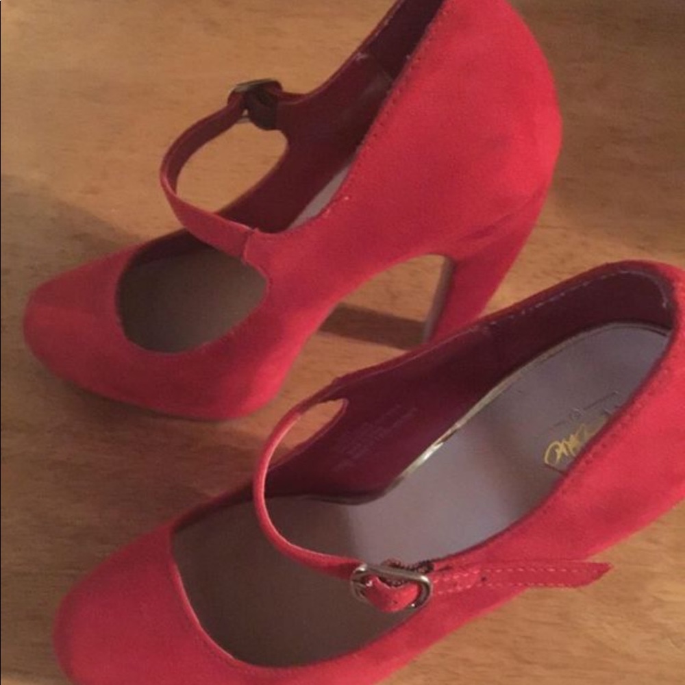 Heels - Picture 2 of 3